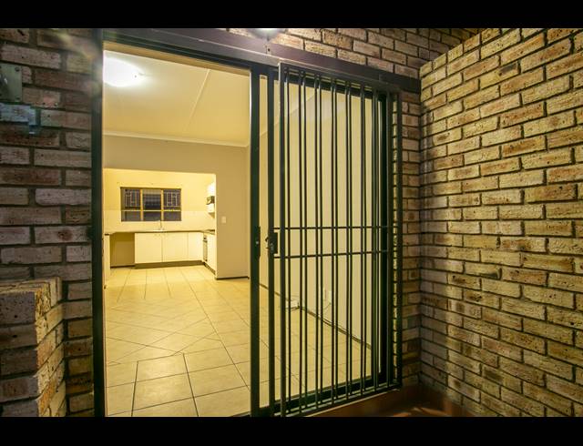 2 BEDROOM APARTMENT BLOCK TO LET IN WILGEHEUWEL